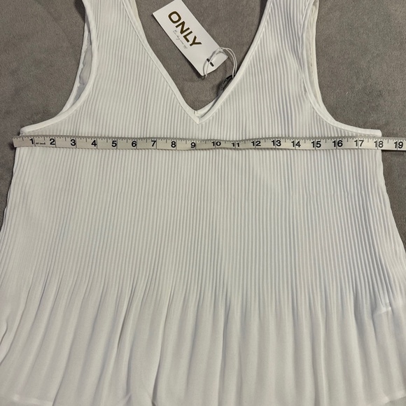ONLY plisse-pleated sheer white sleeveless v-neck flowy blouse size 38 Onlirena - Picture 2 of 8